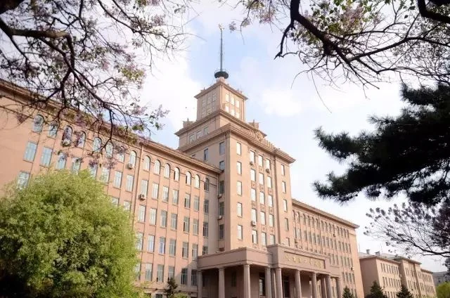 나무 사이로 보이는 하얼빈공대 본관